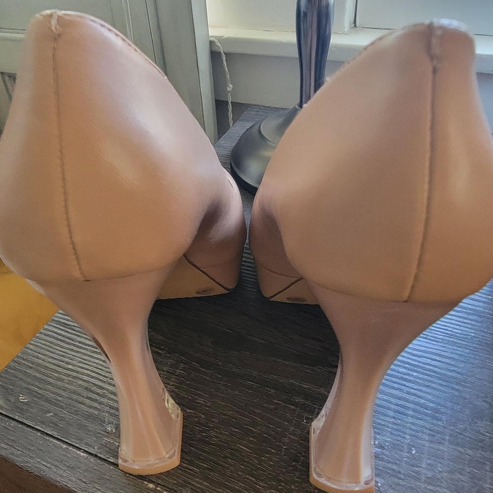 Vince Camuto High heels size 7 1/2 beige color